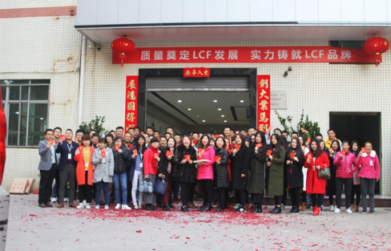 聯誠發全體人員大合照
